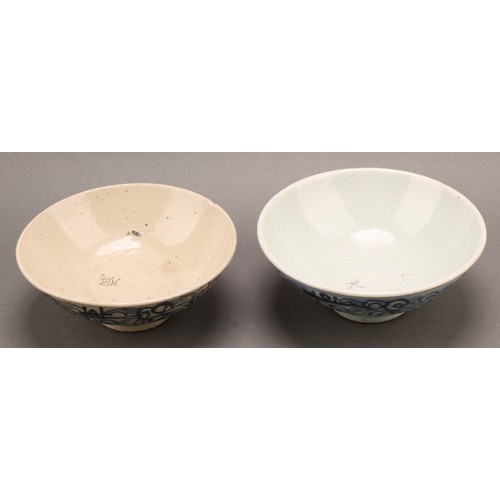 371 - An 18th century Chinese rice bowl, decorated with geometric patterns in tones of underglaze blue, 15... 