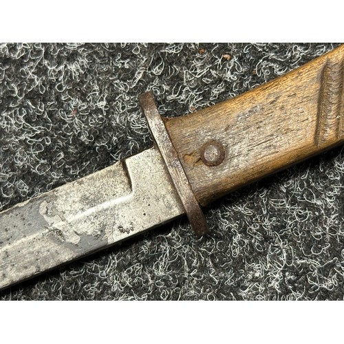 5165 - WW1 Imperial German Army Close Combat Knife with 147mm long blade. Inspection marked. Wooden grips. ... 