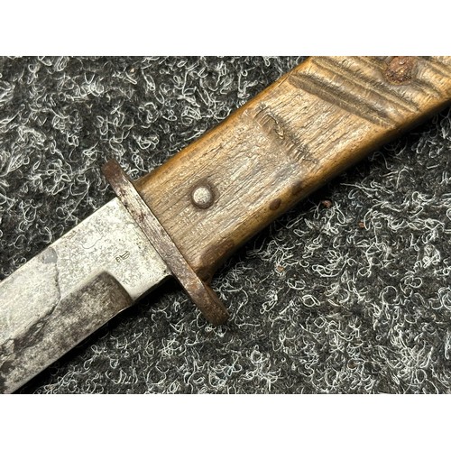 5165 - WW1 Imperial German Army Close Combat Knife with 147mm long blade. Inspection marked. Wooden grips. ... 