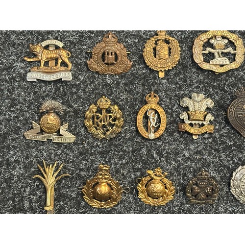 5210 - WW2 British Cap Badge Collection to include: Wiltshire Regt, 5th Dragoon Guards, West Yorks, Gresham... 