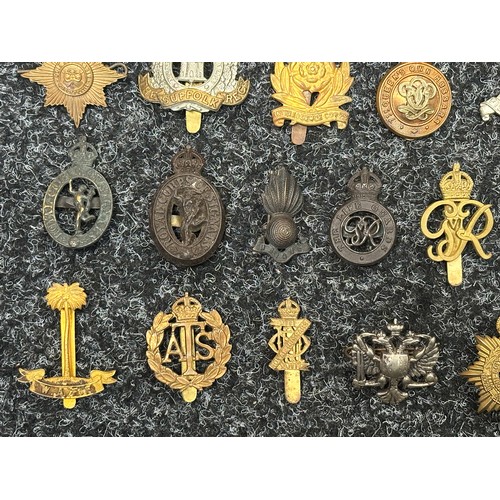 5217 - WW2 British Cap Badges to include: Fife & Forfar Yeomanry, East Surrey's, Irish Guards, 7th Queens O... 