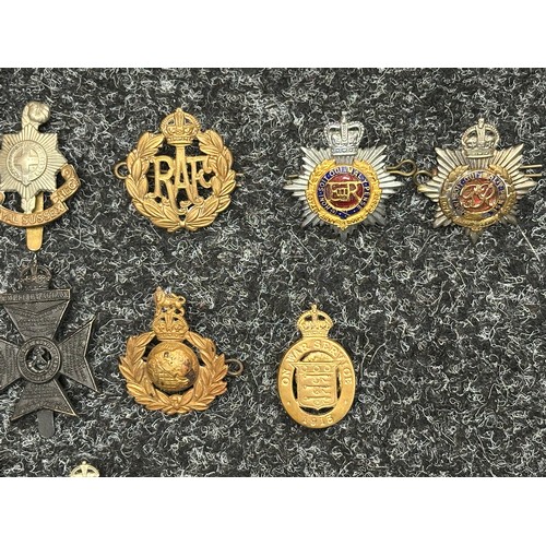 5217 - WW2 British Cap Badges to include: Fife & Forfar Yeomanry, East Surrey's, Irish Guards, 7th Queens O... 