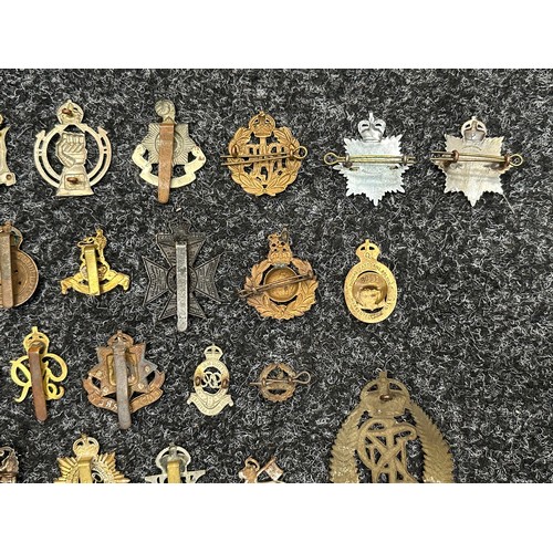 5217 - WW2 British Cap Badges to include: Fife & Forfar Yeomanry, East Surrey's, Irish Guards, 7th Queens O... 