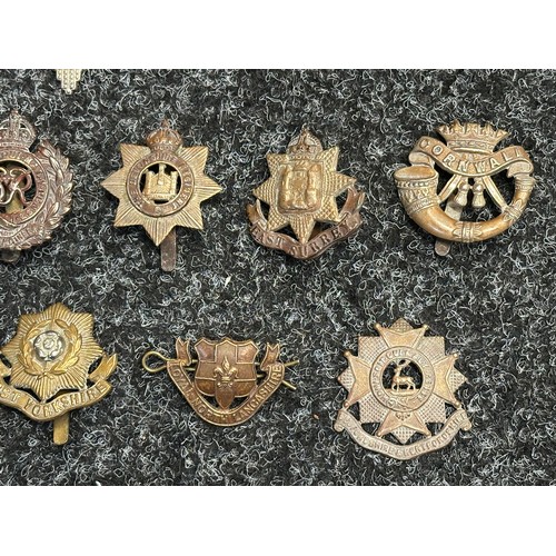 5233 - WW2 British Cap Badges to include: Argyl & Sutherland Highlanders, Kings Own Scottish Borderers, Bla... 