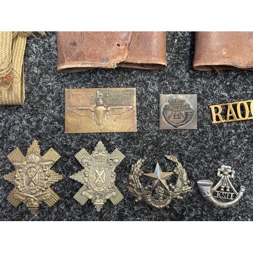 5303 - A quantity of mixed militaria to include WW2 RAC Sweetheart hankie, Pair of Spurs, Brass belt Buckle... 