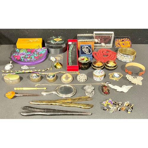 640 - A selection of Vintage and Modern Jewellery and other miscellaneous items; 
the vintage jewellery in... 