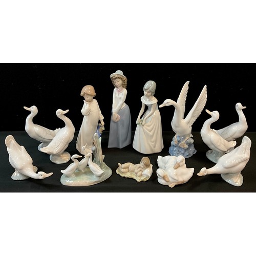 189 - A group of Nao Lladro ceramic duck models, the largest, 21cm high;  others, various poses;  Nao figu... 