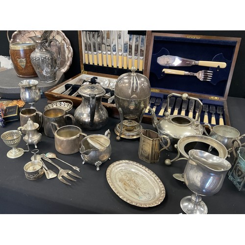 190 - Silver plate, Jewellery - beads, bangles, bracelets, necklaces, dress rings etc, silver plated oval ... 