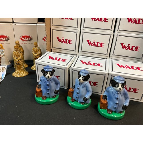 211 - Wade - a quantity of Wade figures, Travelling Badger, Wade on tour 1998 series, approx. 60 figures; ... 