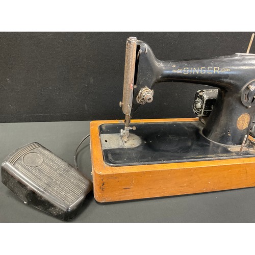 219 - Singer electric sewing machine, REG ‘ED736045’, with pedal