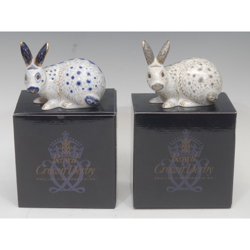 3073 - A Royal Crown Derby paperweight, English Rabbit Grey, gold stopper, 11cm wide, printed mark in red, ... 