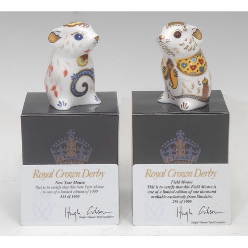 3076 - A Royal Crown Derby paperweight, Field Mouse, Sinclairs exclusive, limited edition 296/1,000, gold s... 