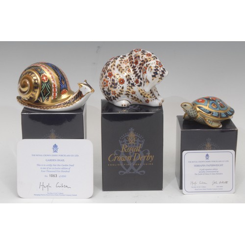 3079 - A Royal Crown Derby paperweight, Garden Snail, limited edition 1,063/4,500, gold stopper, 14cm long,... 