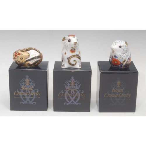 3108 - A Royal Crown Derby paperweight, Mouse, gold stopper, 7.5cm, printed mark, boxed; others, Country Mo... 