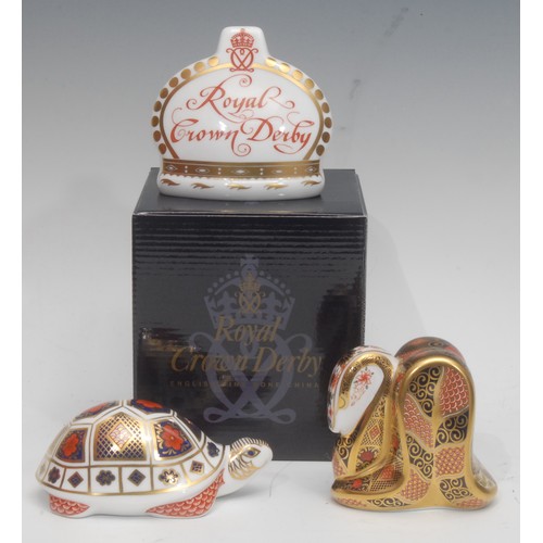 3067 - A Royal Crown Derby paperweight, Crown Namestand, Collector's Guild exclusive, gold stopper, 9.5cm, ... 