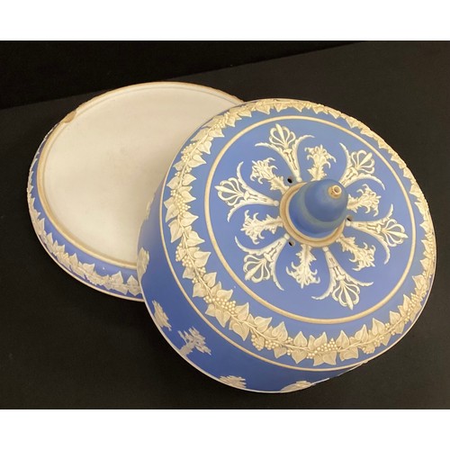 15 - A 19th / early 20th century Wedgwood style Jasperware cheese dome, possibly Dudson Brothers, 20.5cm ... 