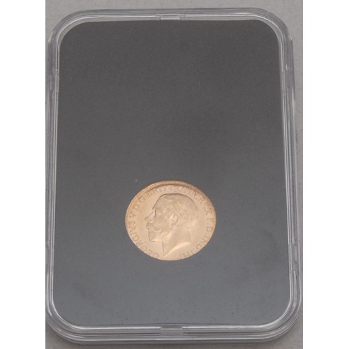 3035 - Gold coins - 22ct gold The World War I Centenary sovereign pair, comprising two George V sovereigns,... 