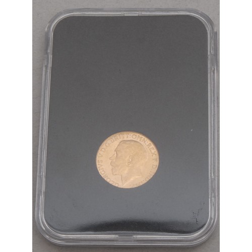3035 - Gold coins - 22ct gold The World War I Centenary sovereign pair, comprising two George V sovereigns,... 