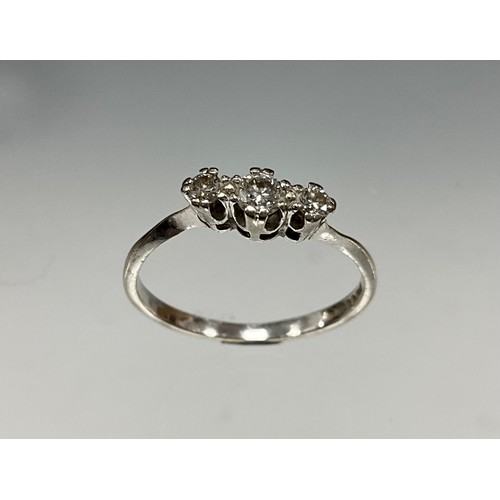 6252 - An 18ct white gold diamond trilogy ring,
set with three round brilliant cut diamonds measuring appro... 