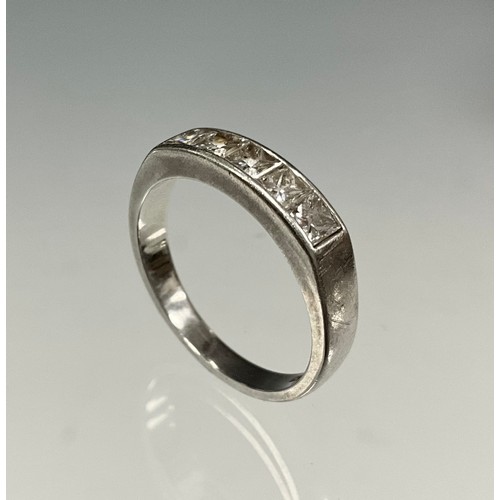 6277 - An unmarked white metal princess cut diamond eternity ring, set with five approx. 0.18ct princess cu... 