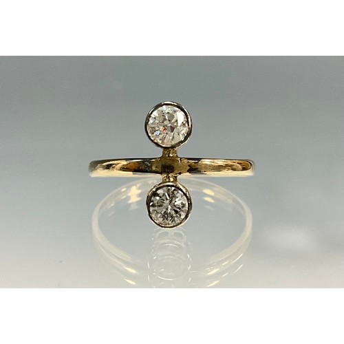 6246 - An 18ct gold two stone diamond ring, 
set with an approx. 0.20ct round brilliant cut diamond, and an... 