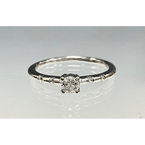 6251 - An 18ct white gold diamond solitaire ring, with diamond set shoulders, the ring set with an approx. ... 