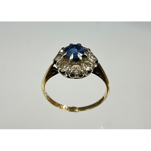 6259 - An antique 18ct gold sapphire and diamond cluster ring, set with an approx. 0.40ct round old cut sap... 