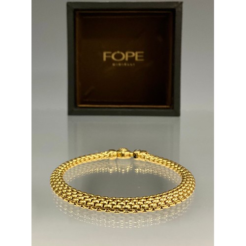 6273 - An Italian 18ct gold flex-it bracelet, by Fope, Gioielli,  19cm long, signed spring clasp, stamped M... 