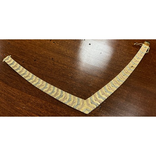 6247 - An 18ct gold two tone yellow and rose gold V shaped bracelet, with alternating textured and polished... 