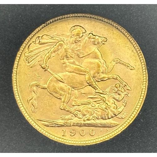 3034 - Gold coins - 22ct gold The Queen Victorian Old Head St George and the Dragon sovereign, 7.98g, 1900,... 