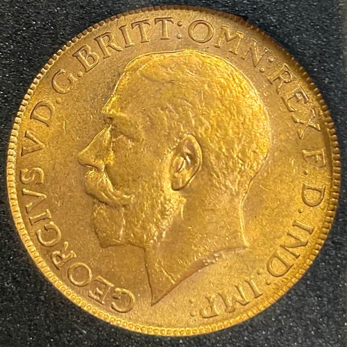 3035 - Gold coins - 22ct gold The World War I Centenary sovereign pair, comprising two George V sovereigns,... 
