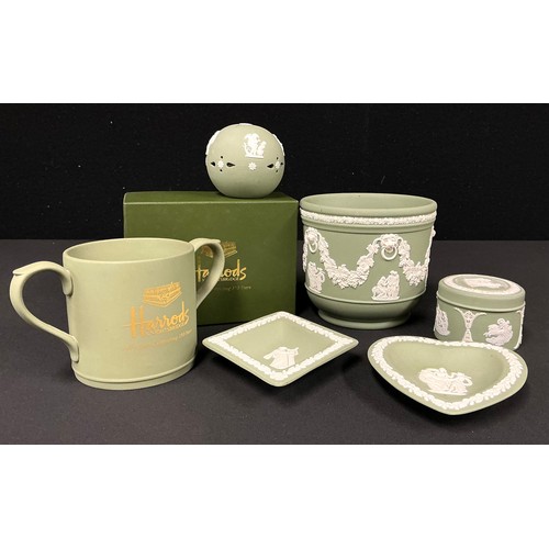 5029 - A Wedgwood green Jasper two handled loving cup, Harrods Knightsbridge, 1999 Celebrating 150 Years, 9... 
