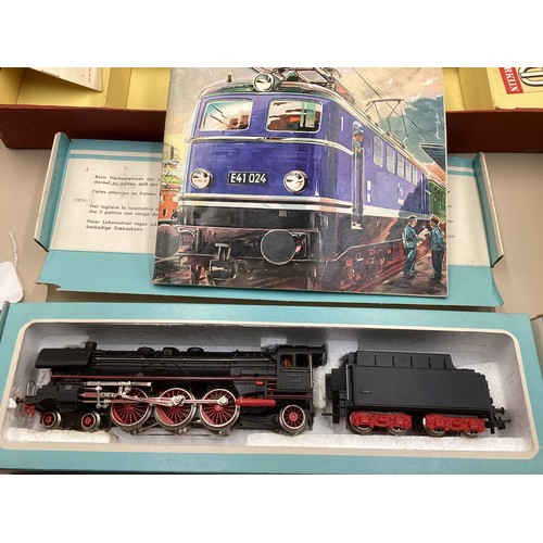 3066 - A Märklin HO steam locomotive train set, model Railway interest vintage boxed pieces boxed; a Markli... 