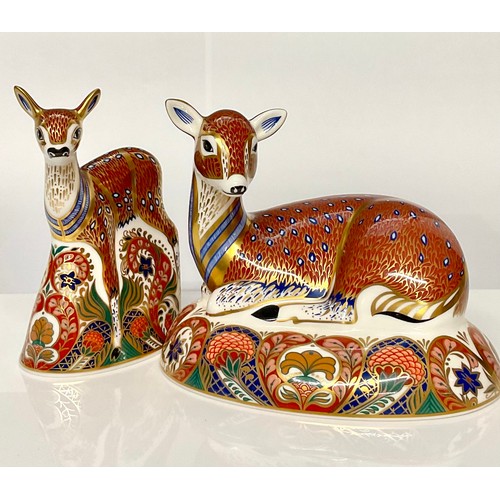 3156 - A Royal Crown Derby paperweight, Roe Deer Hind, Collectors Guild exclusive, gold stopper, 16.5cm wid... 