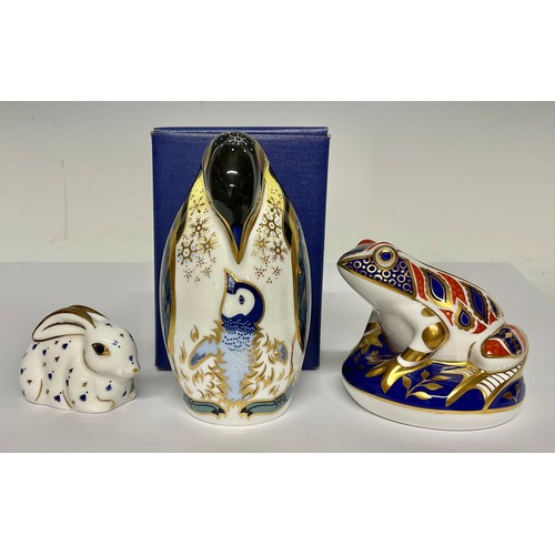 3140 - A Royal Crown Derby paperweight, Penguin and Chick, silver stopper, 13cm, boxed; others, Frog, gold ... 