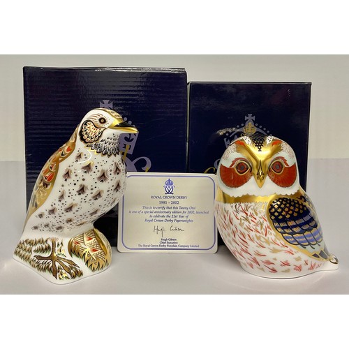 3173 - A Royal Crown Derby paperweight, Tawny Owl, special edition for 2002, 21st anniversary gold stopper,... 