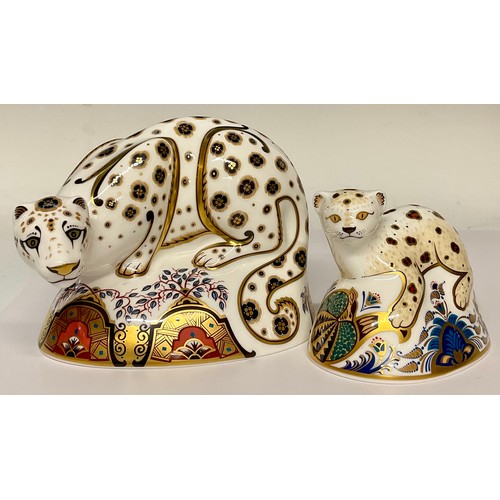 3162 - A Royal Crown Derby paperweight, Snow Leopard, designed by John Ablitt, gold stopper, 17cm long, pri... 