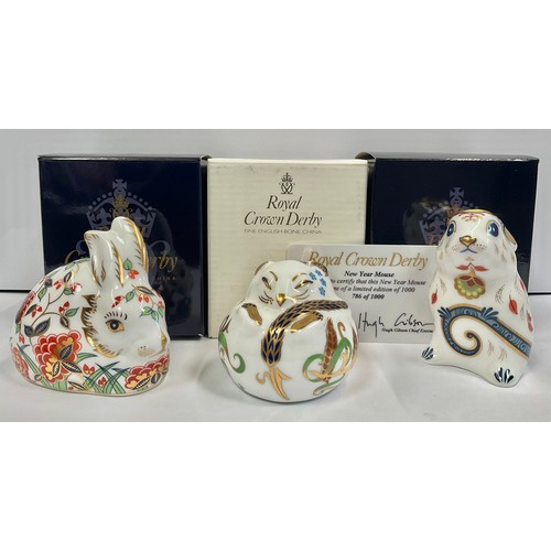 3130 - A Royal Crown Derby paperweight, New Year Mouse, exclusive limited edition 786/1,000; gold stopper, ... 