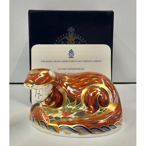 3135 - A Royal Crown Derby paperweight, Otter, a gold signature edition, specially commissioned by The Guil... 