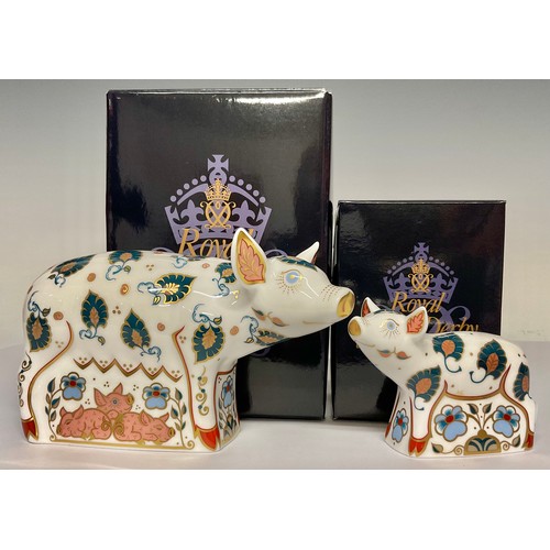 3145 - A Royal Crown Derby paperweight, Priscilla Pig, Collectors Guild exclusive 2013, gold stopper, 17cm ... 