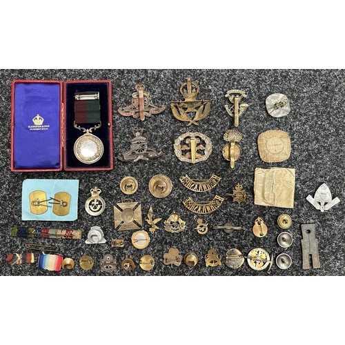 5218 - Mixed items to include: WW2 Sherwood Foresters Medalion in case of issue, WW2 British cap badges, en... 
