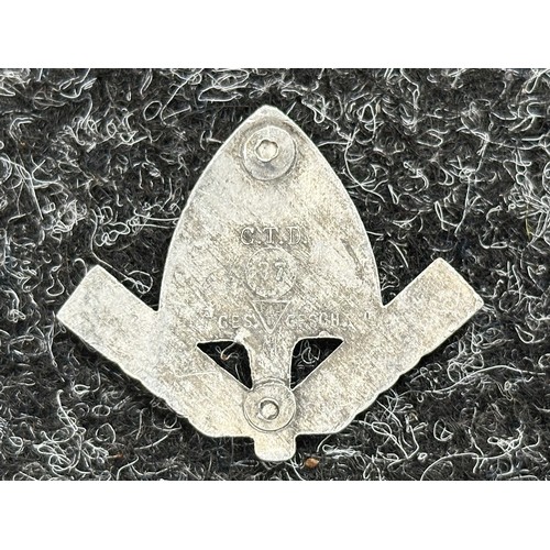 5218 - Mixed items to include: WW2 Sherwood Foresters Medalion in case of issue, WW2 British cap badges, en... 