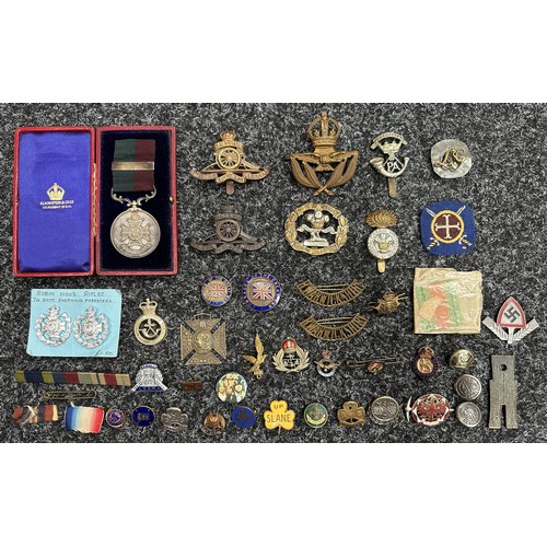 5218 - Mixed items to include: WW2 Sherwood Foresters Medalion in case of issue, WW2 British cap badges, en... 