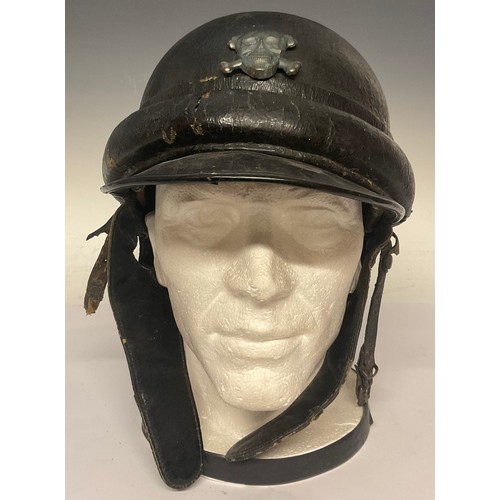 5236 - A late WW2 Italian fascist MVSN/GNR ‘Leonessa’ Armoured ‘M’ Group leather motorcyclist’s helmet, wit... 