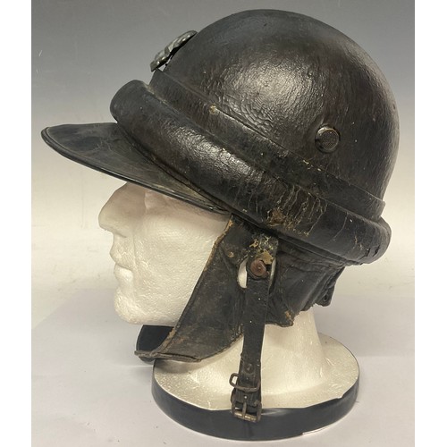 5236 - A late WW2 Italian fascist MVSN/GNR ‘Leonessa’ Armoured ‘M’ Group leather motorcyclist’s helmet, wit... 