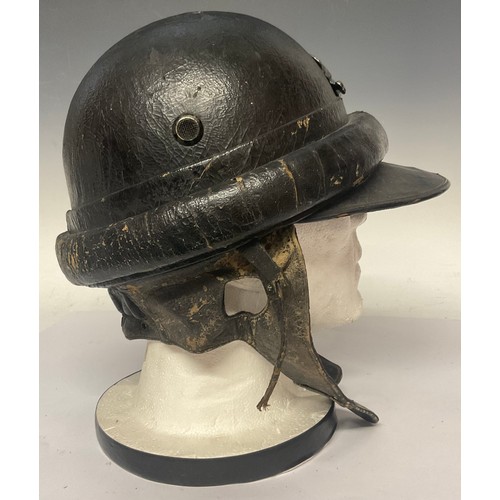 5236 - A late WW2 Italian fascist MVSN/GNR ‘Leonessa’ Armoured ‘M’ Group leather motorcyclist’s helmet, wit... 