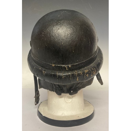 5236 - A late WW2 Italian fascist MVSN/GNR ‘Leonessa’ Armoured ‘M’ Group leather motorcyclist’s helmet, wit... 