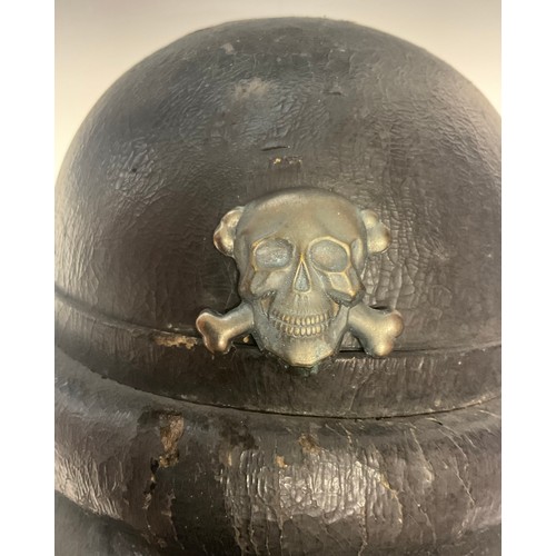 5236 - A late WW2 Italian fascist MVSN/GNR ‘Leonessa’ Armoured ‘M’ Group leather motorcyclist’s helmet, wit... 