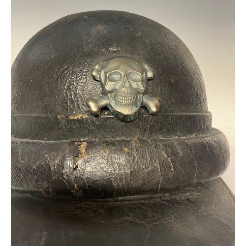 5236 - A late WW2 Italian fascist MVSN/GNR ‘Leonessa’ Armoured ‘M’ Group leather motorcyclist’s helmet, wit... 