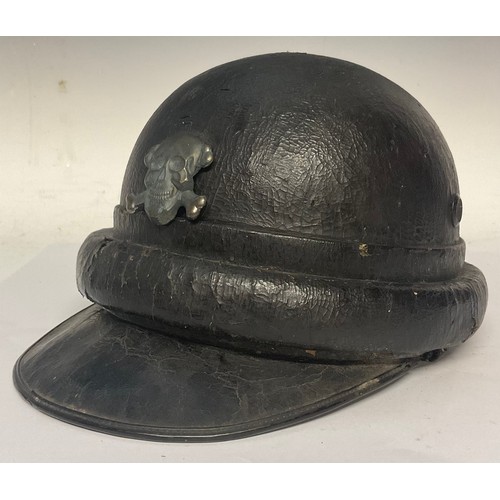 5236 - A late WW2 Italian fascist MVSN/GNR ‘Leonessa’ Armoured ‘M’ Group leather motorcyclist’s helmet, wit... 